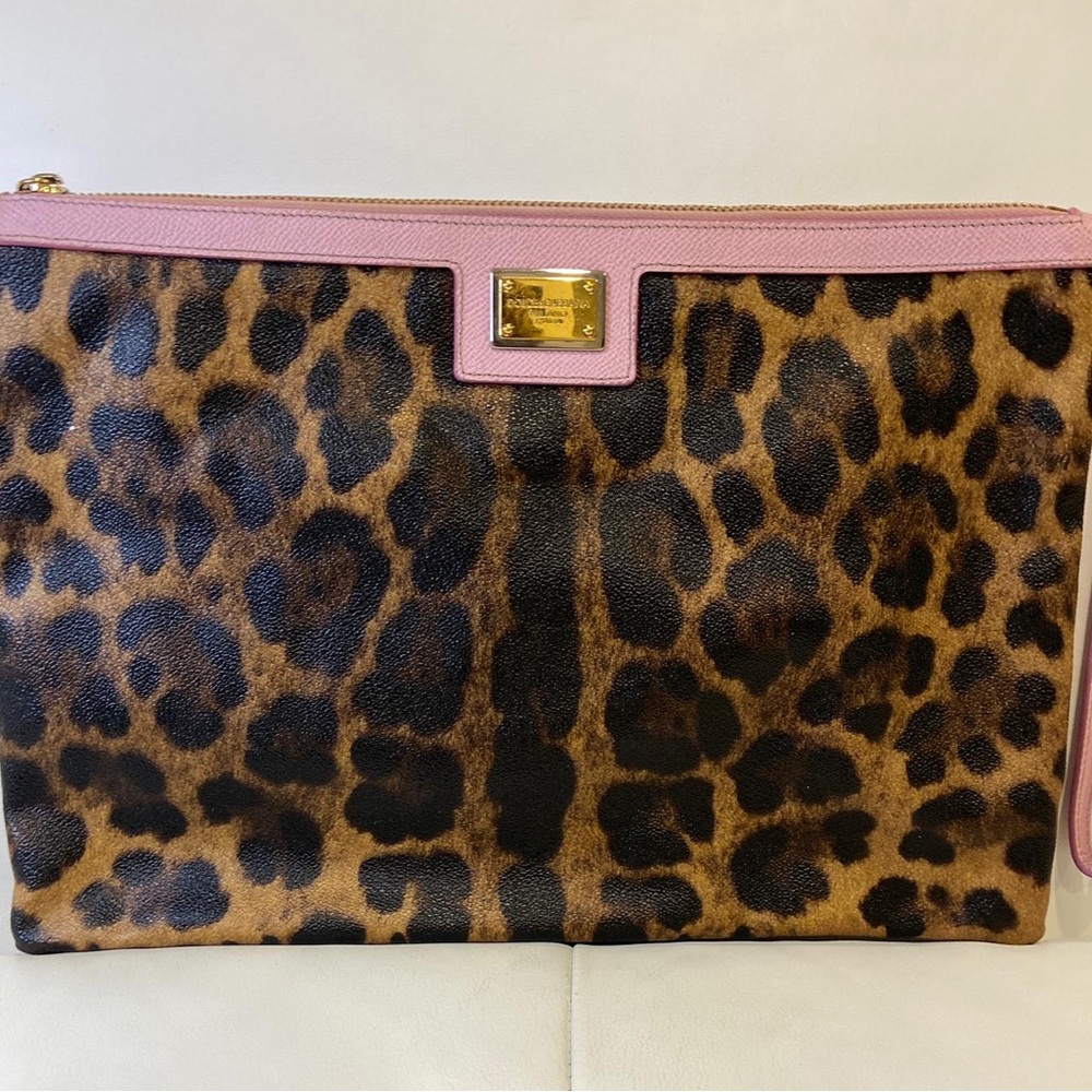 Dolce Gabanna Leopard Print Clutch with Pink
All my bags are authentic